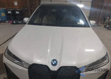 2025 BMW Ix xDrive50 z USA, uszkodzony, nr VIN WB523CF00SCT27830